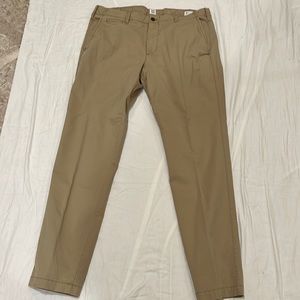Men’s GAP slim vintage with iconic khaki. 38x34. Used but in good condition.